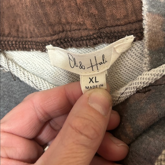 Oli & Hali Two-Tone Hooded Sweatshirt. Size XL - Picture 2 of 7